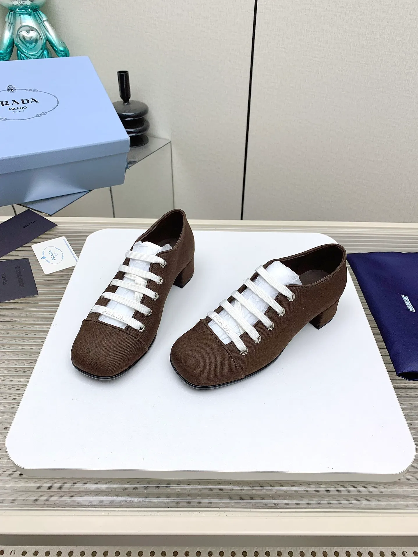 👟👟Ex-factory price 620👟👟 (Higher version) Prada 25/Spring and Summer Catwalk New lace-up hollow shoelace Mary Jane thick heel shoes This year’s lace-up element is super popular and really fashionable. I am obsessed with the appearance and comfort! The salty or sweet doll head design is full of girlishness. It is retro and playful yet elegant. The key is that it is easy to wear. ✔️Upper: original customized fabric ✔️Inner: sheepskin ✔️Outsole: genuine leather outsole imported from Italy ✔️Size: #35-41 (40.41 custom-made, non-refundable)